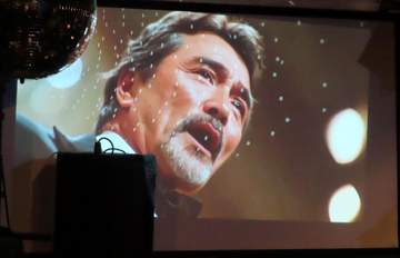 AIでよみがえった尾崎紀世彦さんが記念イベントで新曲「素晴らしい、この世界」を披露
