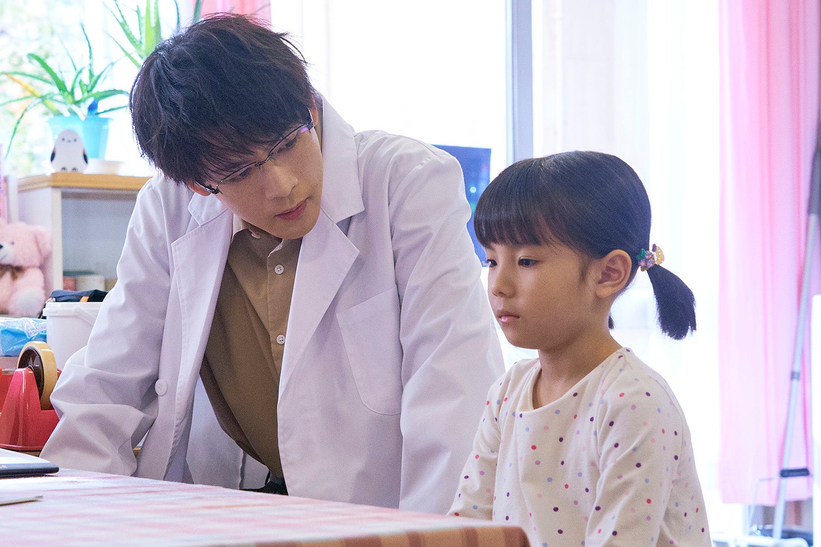 松下洸平、英茉「放課後カルテ」第8話（C）日本テレビ