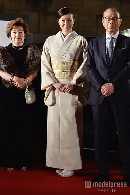 しっとり着物で日本を代表する女優としての存在感を示した鈴木京香（中央）