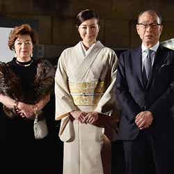 しっとり着物で日本を代表する女優としての存在感を示した鈴木京香（中央）