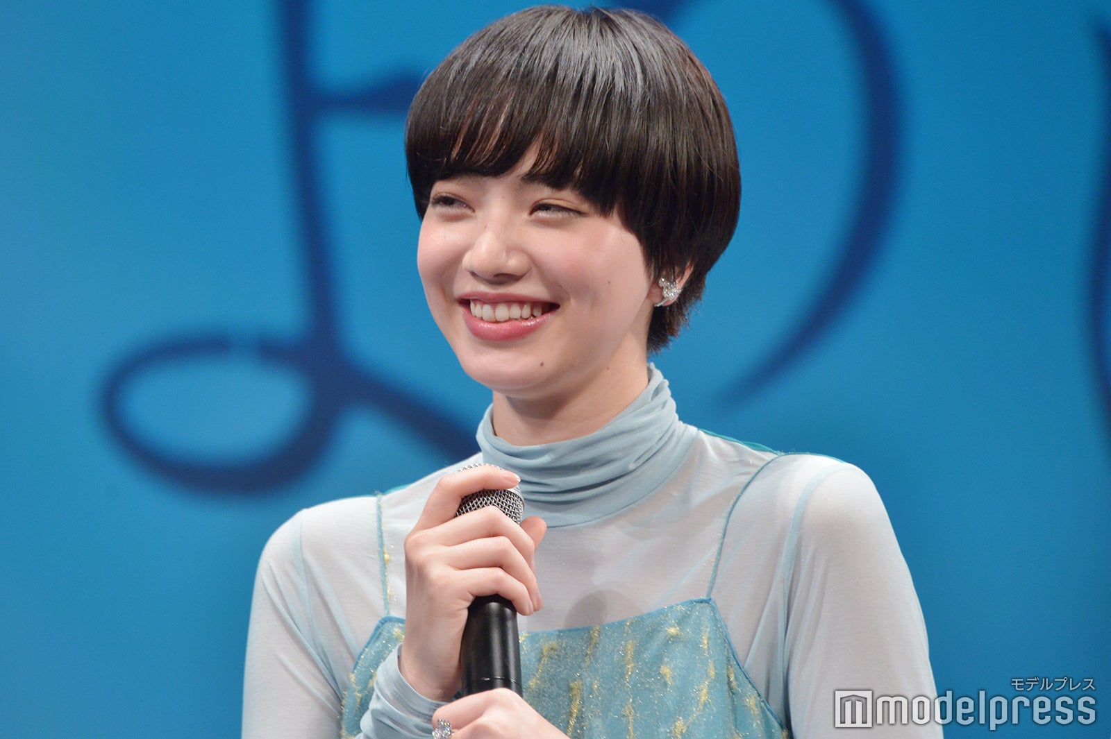 小松菜奈 黒髪マッシュヘアが 女神級の美しさ と話題 どんどん短くなる 見惚れちゃう ビフォーアフター モデルプレス