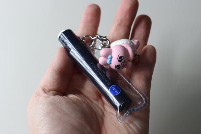 ダイソーのリップクリームケースはチャームを付けられる