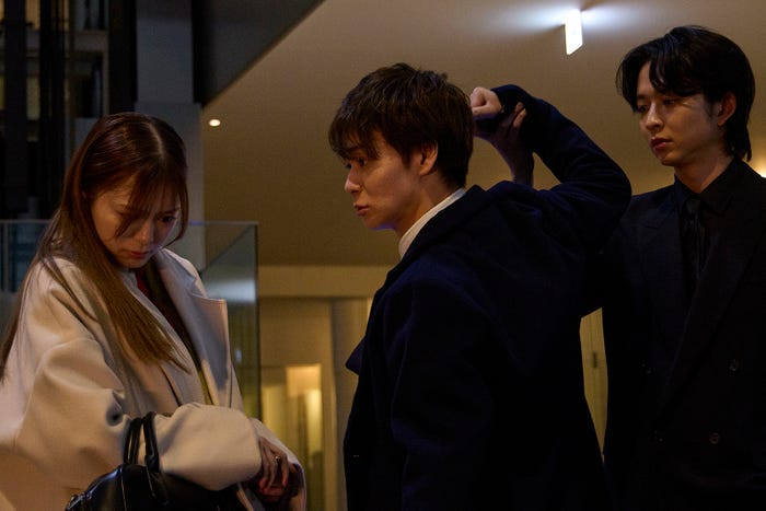 紺野彩夏、太田駿静、鈴木仁「復讐カレシ~溺愛社長の顔にはウラがある~」第2話(C)「復讐カレシ~溺愛社長の顔にはウラがある~」製作委員会・MBS