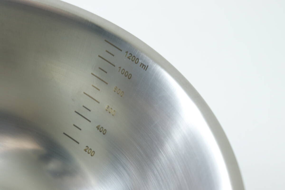 ステンレスボウルの内側に刻まれた200mlから1200mlまでの目盛り