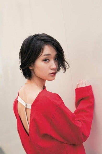 剛力彩芽、“触りたくなる”美背中披露