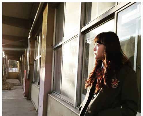 松井愛莉、ミニスカ制服姿で美脚ちらり「デート希望」「かわいすぎる」の声