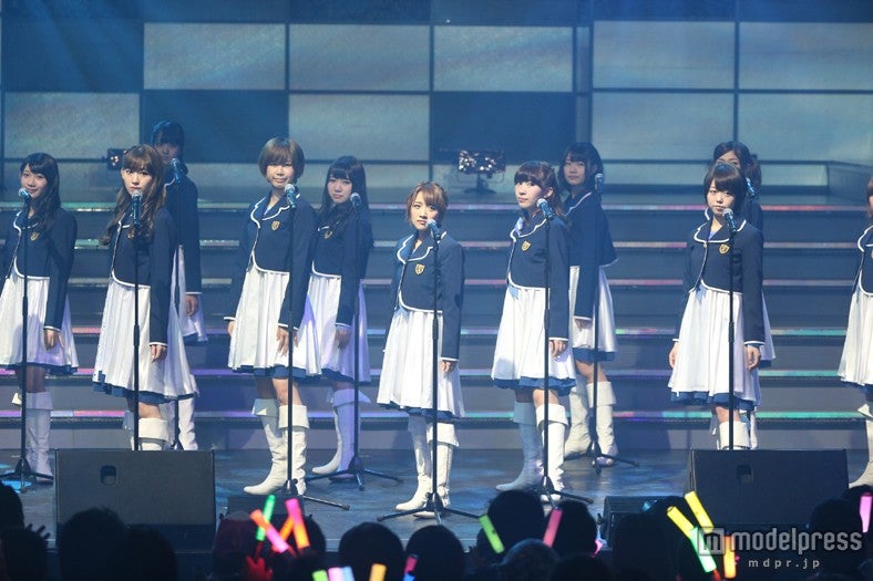 「桜の花びらたち」を披露するAKB48／（C）AKS