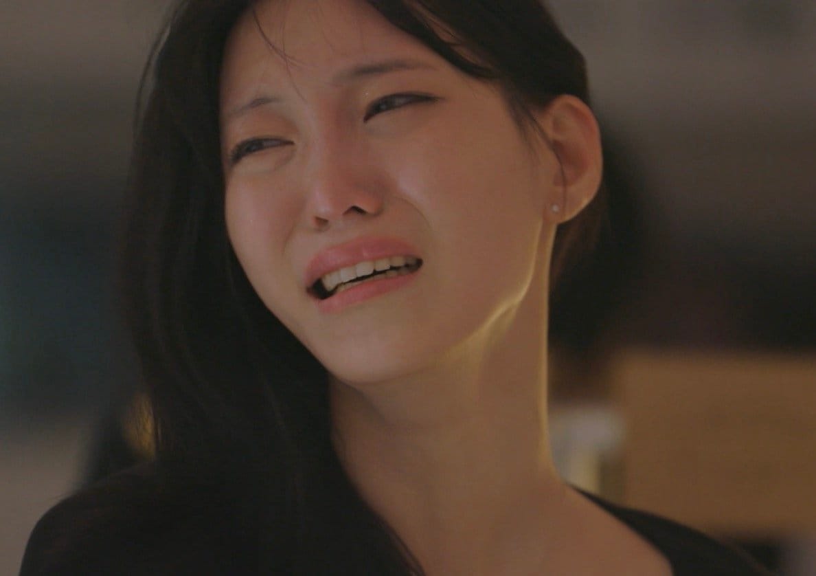 CA美女、夢中になった元カレが自分から去った理由に大号泣、ショックで立ち上がれず…