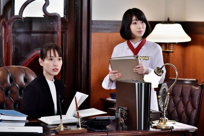 戸田恵梨香、浜辺美波/「崖っぷちホテル!」第2話より(C)日本テレビ