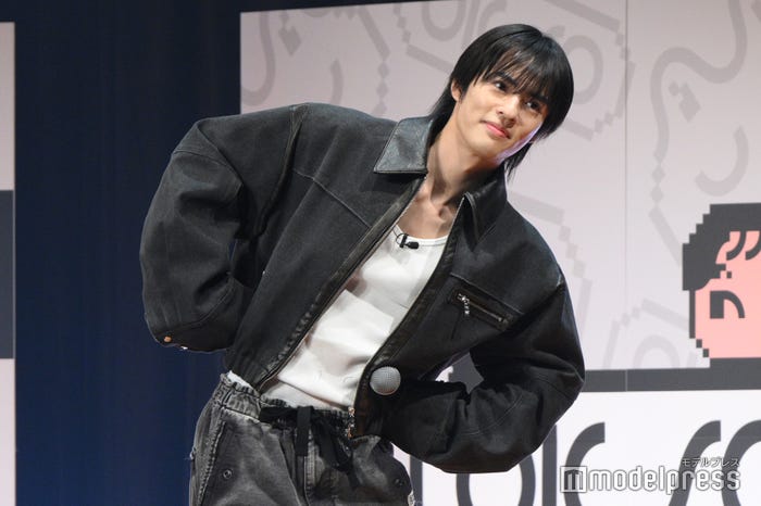 撮影タイムで可愛くポージングする奥野壮(C)モデルプレス