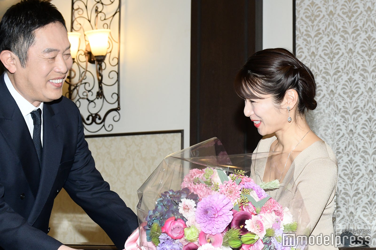 内藤剛志から花束で祝福を受ける内山理名 （C）モデルプレス