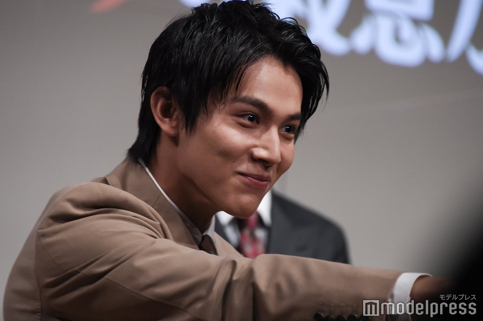 配信カメラにポーズをとる中川大志 （C）モデルプレス