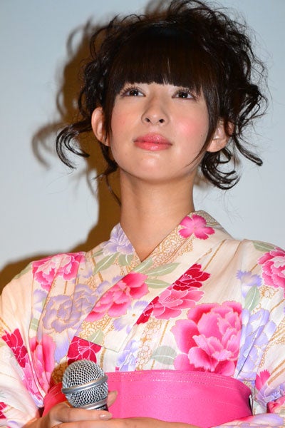 感極まり涙ぐむ主演の日南響子