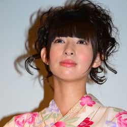 感極まり涙ぐむ主演の日南響子