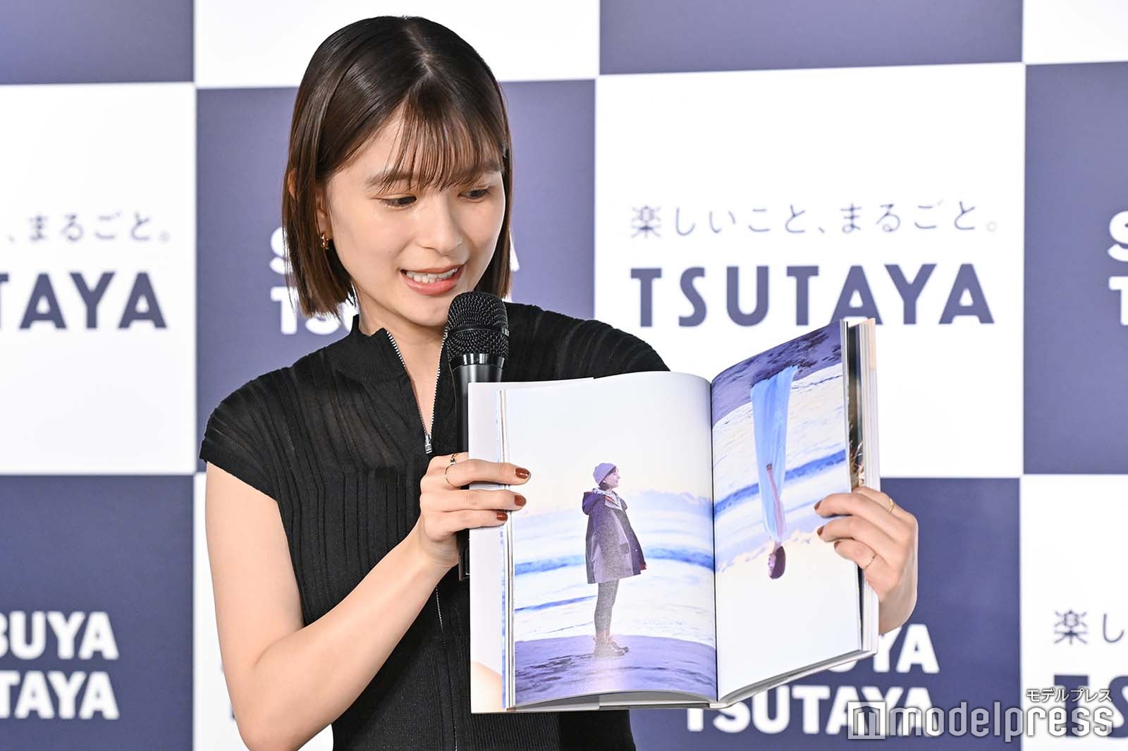 お気に入りカットを紹介する芳根京子（C）モデルプレス