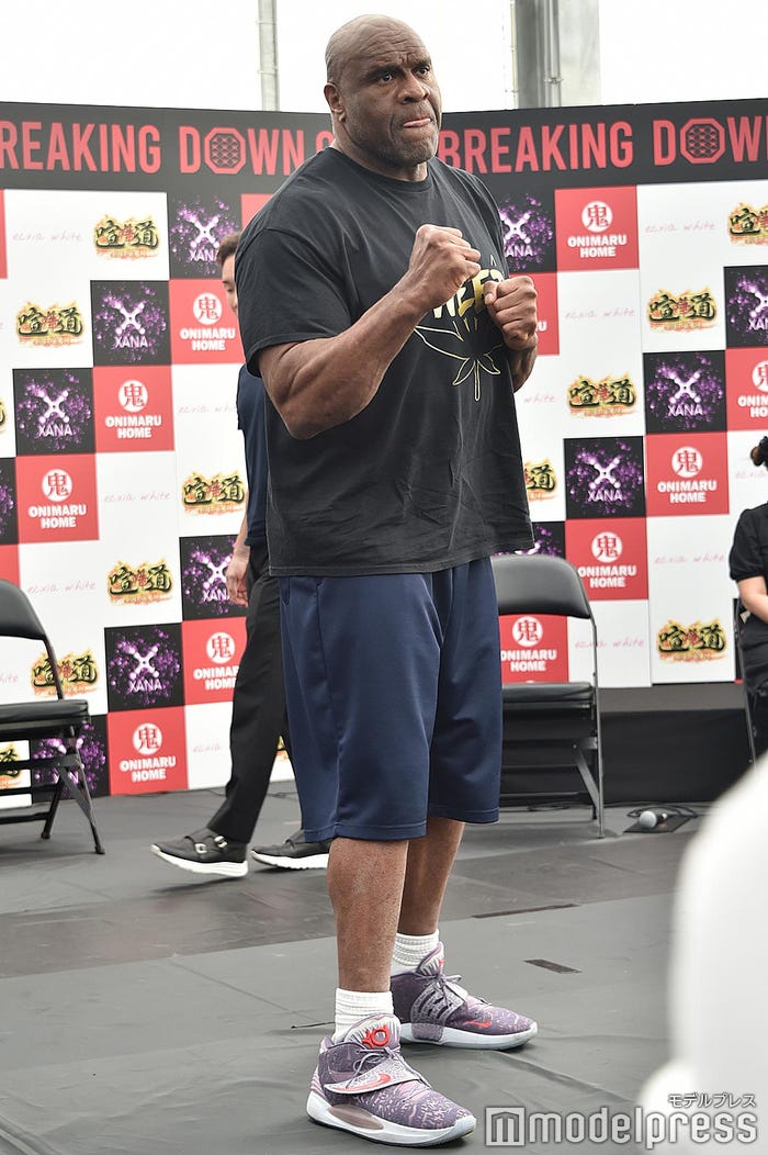 1人でファイティングポーズを取るボブ・サップ(C)モデルプレス