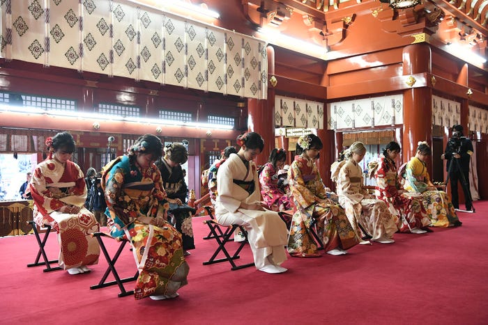 ご祈祷を受けるメンバー(C)AKB48