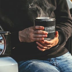 火も電気も不要。水を注ぐだけで温かい食事が作れる魔法の容器は、アウトドアでも災害時にも役立つ