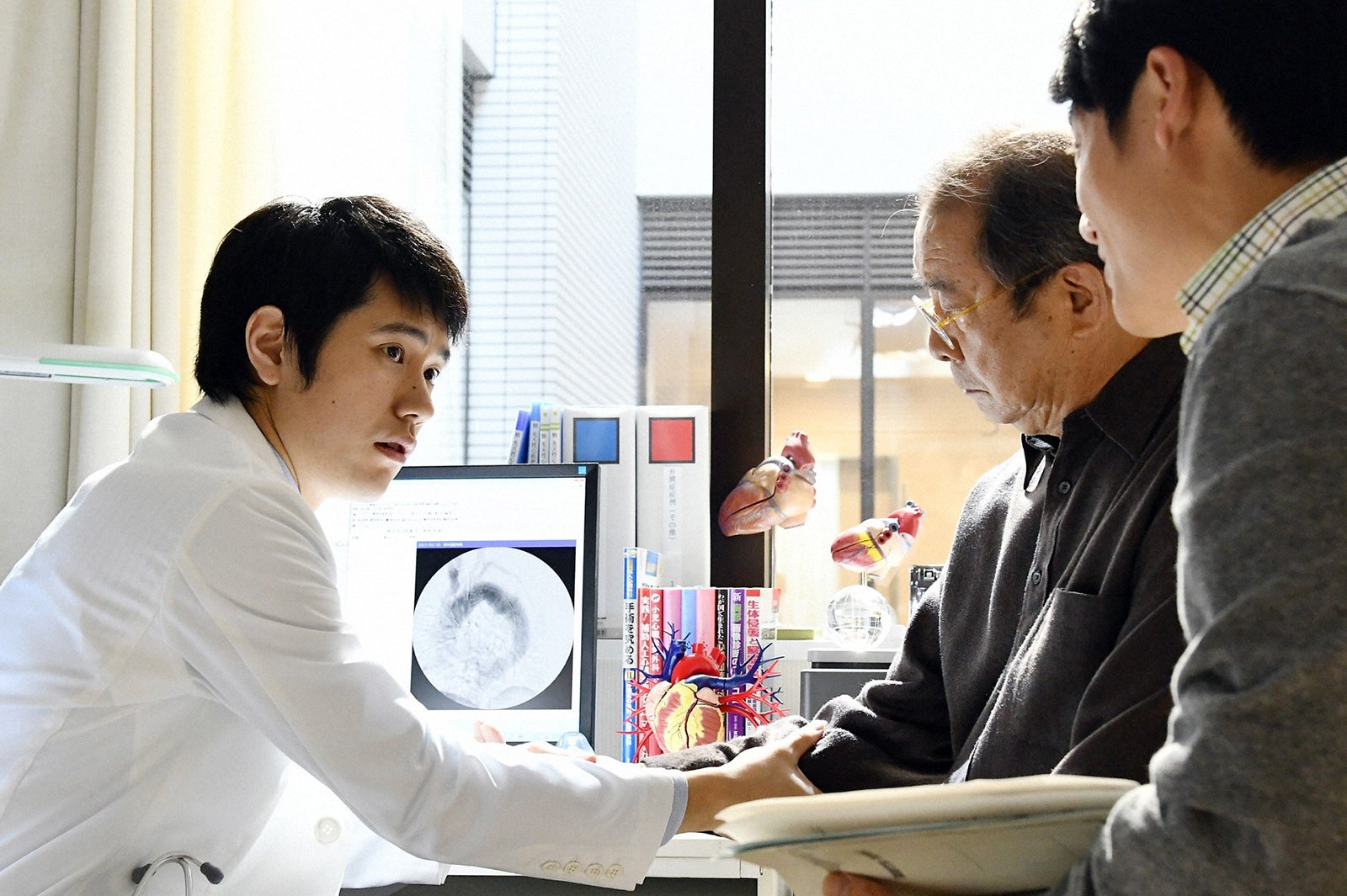 左から：松山ケンイチ、平泉成「A LIFE～愛しき人～」第2話より（C）TBS