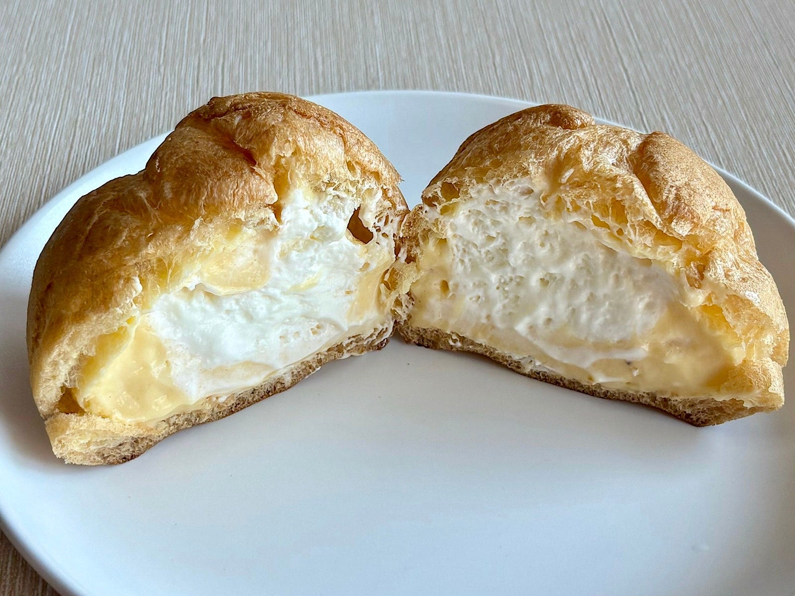 あふれるほどたっぷりと詰まったクリームが絶品。リニューアルしてさらに高級感が増した気がします