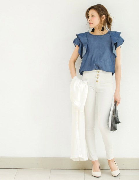 テンセルデニムラッフルショルダートップス「Re:EDIT by GALSTAR」2,498円（税込）／画像提供：Re:EDIT by GALSTAR