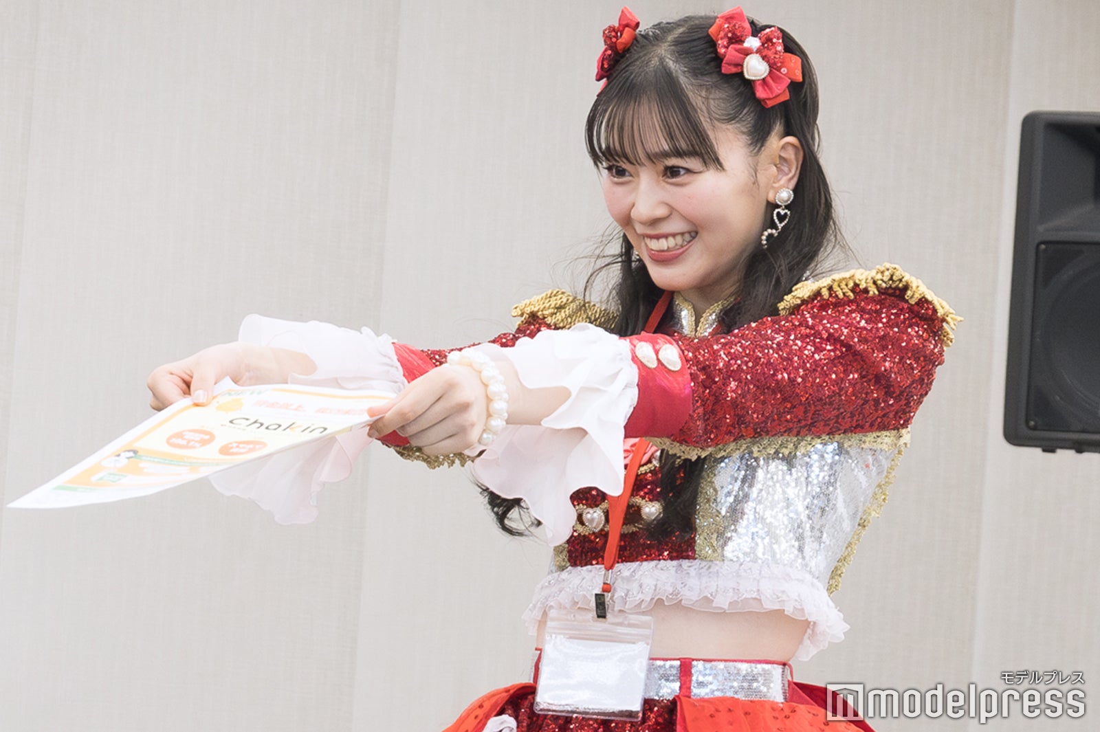 報道陣にチラシを配る坂井仁香（C）モデルプレス