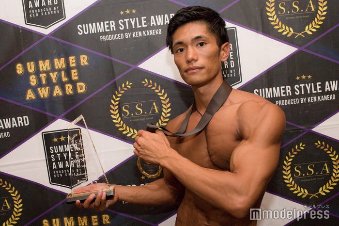 「スタイリッシュ・ガイ部門」総合優勝後に取材に応じた渡辺郁也さん(C)モデルプレス