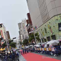 「沖縄国際映画祭」レッドカーペット、雷雨で一時中断　観客・メディア避難指示で混乱（C）モデルプレス