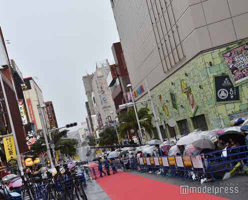 「沖縄国際映画祭」レッドカーペット、雷雨で一時中断 観客・メディア避難指示で混乱
