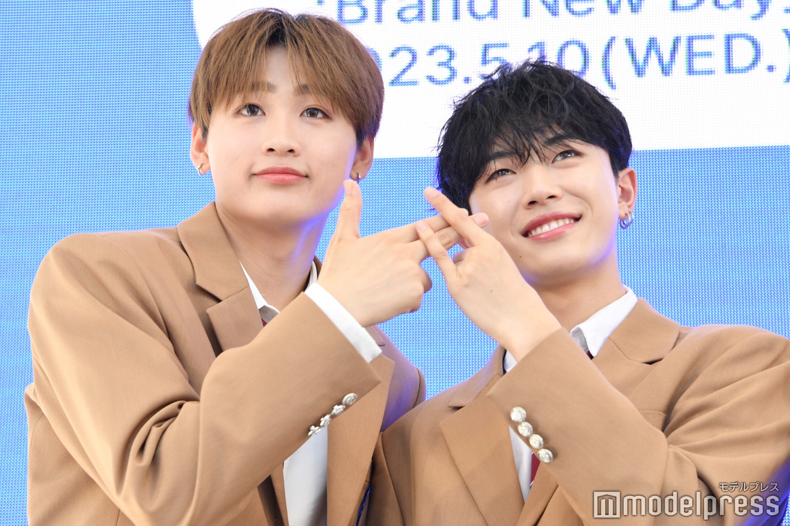 仲良くポーズを決める田中笑太郎、平本健（C）モデルプレス