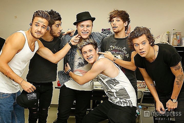 オリー・マーズ、盟友1Dとバックステージで仲よしグループ撮影！