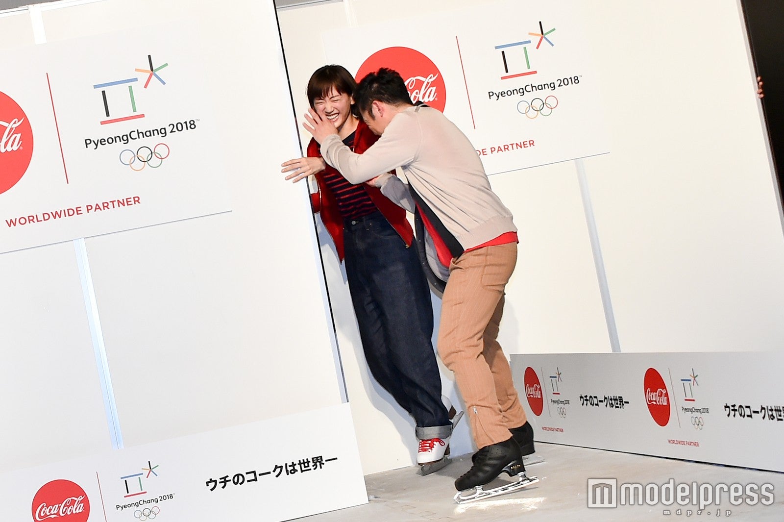 壁にぶつかった後笑いが止まらない綾瀬はるかと高橋大輔 （C）モデルプレス