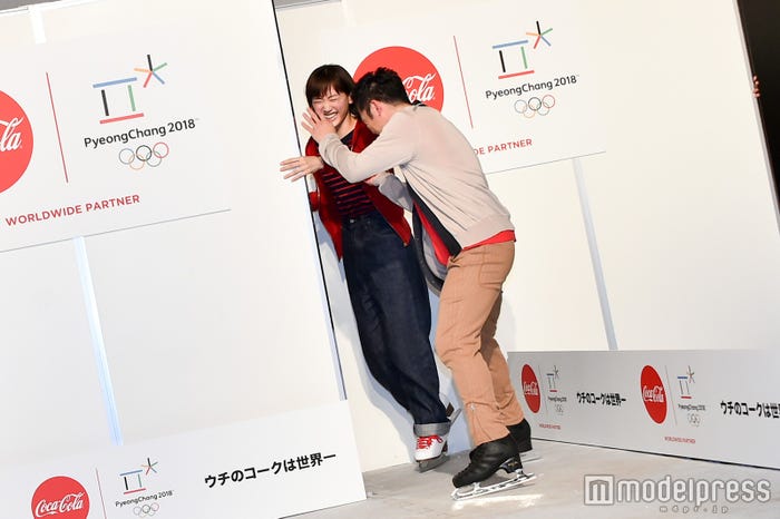 壁にぶつかった後笑いが止まらない綾瀬はるかと高橋大輔 (C)モデルプレス