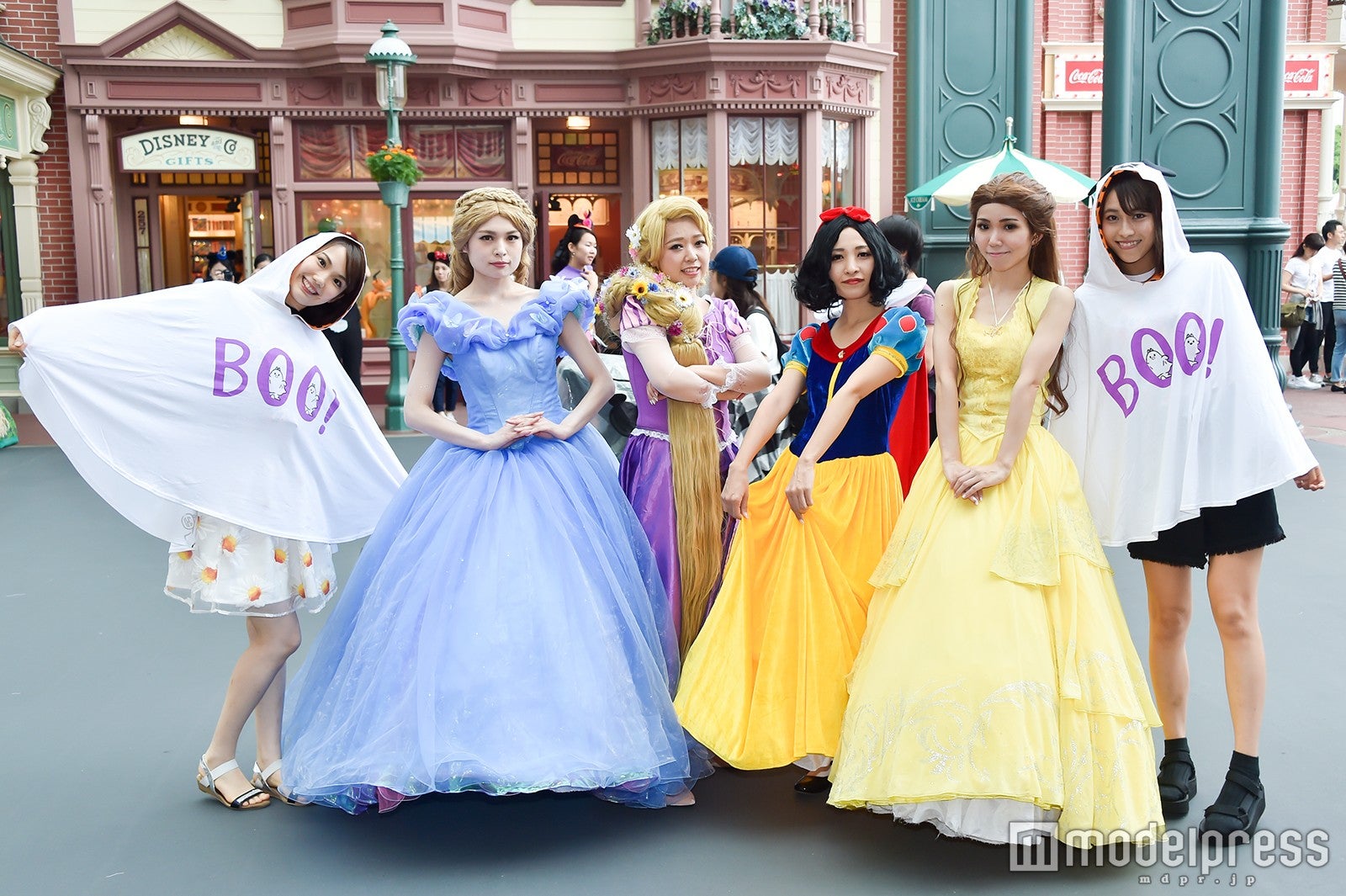 （左から）松田佳奈子（モデル）、たぬさん、ミキさん、Ariさん、RiRiさん、山本沙樹（モデル）／（C）モデルプレス（C）Disney