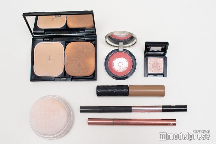 海老原優香アナウンサーのポーチの中身は?(C)モデルプレス