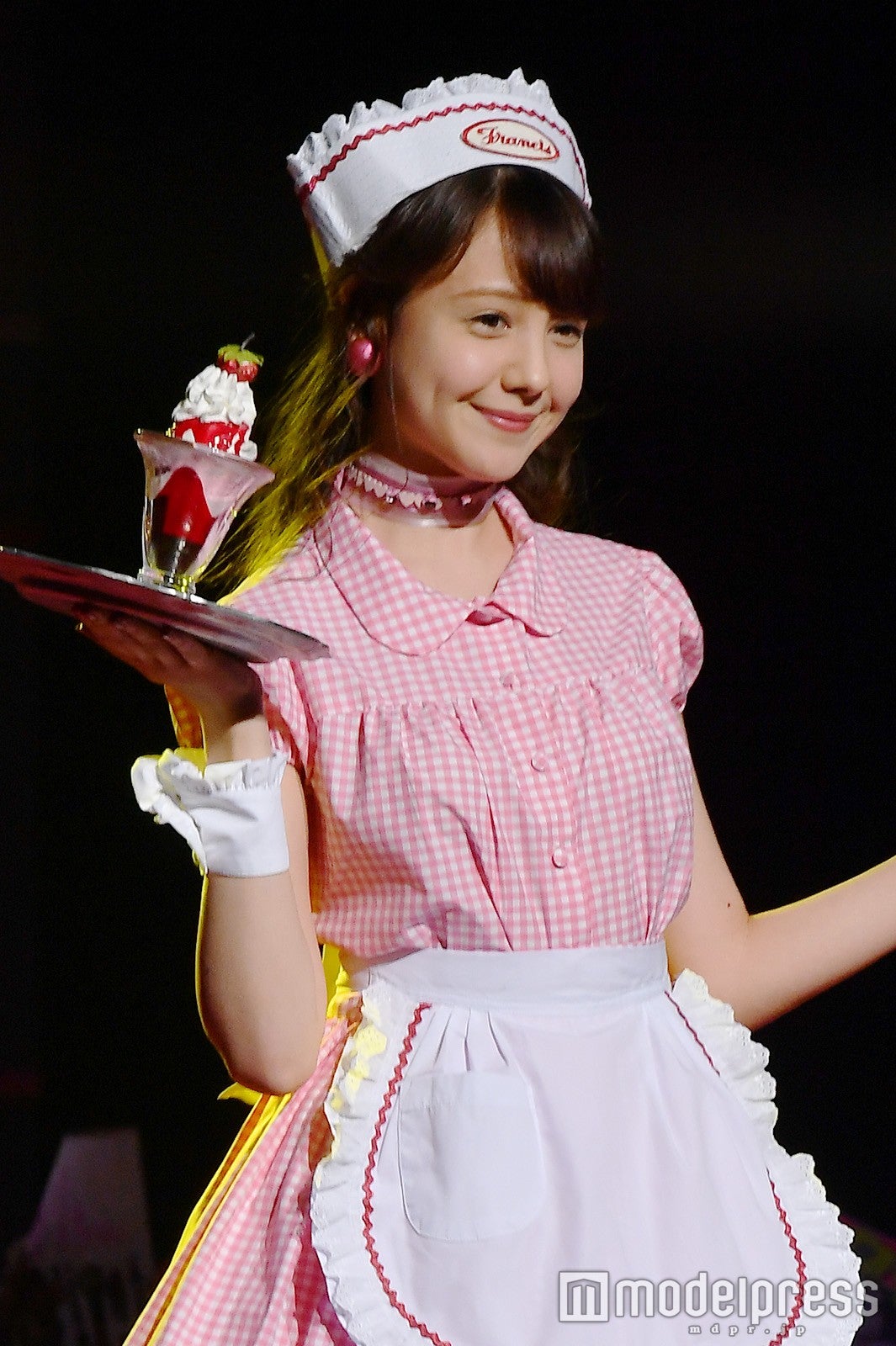 トリンドル玲奈、ウェイトレス姿が胸キュン過ぎ！特製パフェをキュートに振る舞う