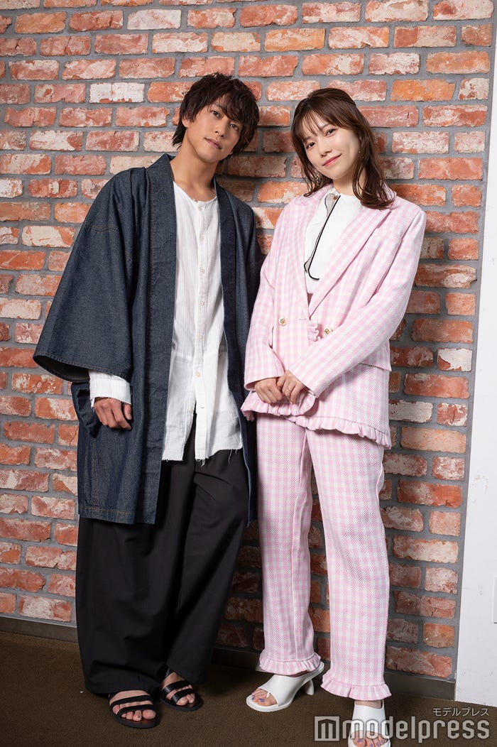佐野岳、島崎遥香/【佐野岳 衣装】羽織/INDENE?(インデネ?)、<以外>スタイリスト私物スタイリスト:Shingo Tsuno(impiger)【島崎遥香 衣装】ジャケット¥33,880、ブラウス¥12,980、パンツ¥17,380/全てSISTER JANE(THE WALL SHOWROOM)、サンダル¥6,900/CHARLES & KEITH(CHARLES & KEITH JAPAN)、その他/スタイリスト私物 ※全て税込価格問い合わせ先:◎THE WALL SHOWROOM スタイリスト 黒瀬 結以 (C)モデルプレス