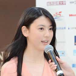 スポニチグランプリ新人賞を受賞した三吉彩花