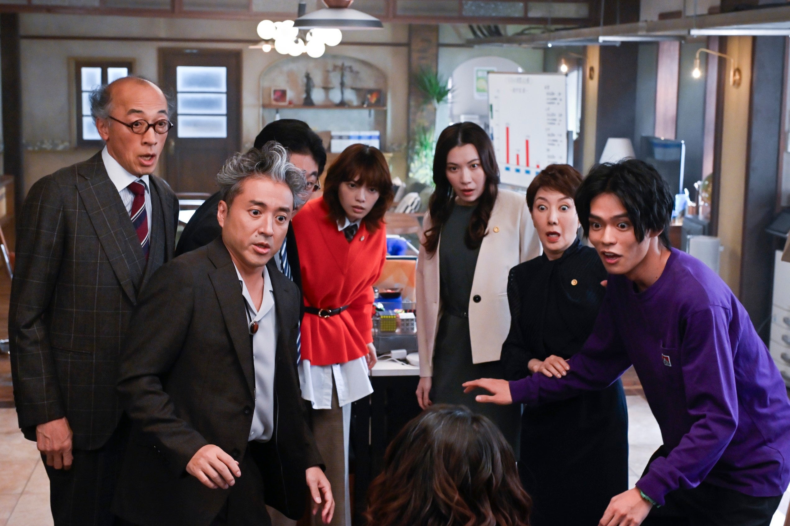 （左から）酒向芳、ムロツヨシ、松尾諭、平手友梨奈、村川絵梨、戸田恵子、日向亘「うちの弁護士は手がかかる」第8話より（C）フジテレビ