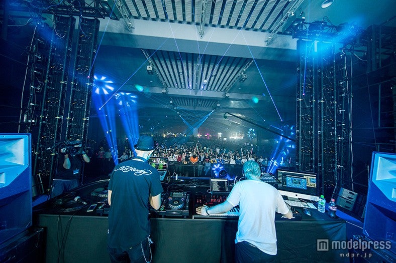 globe feat.Tetsuya Komuro＆MARC PANTHER／Photo by Kajiwaraksk（Rits univ）