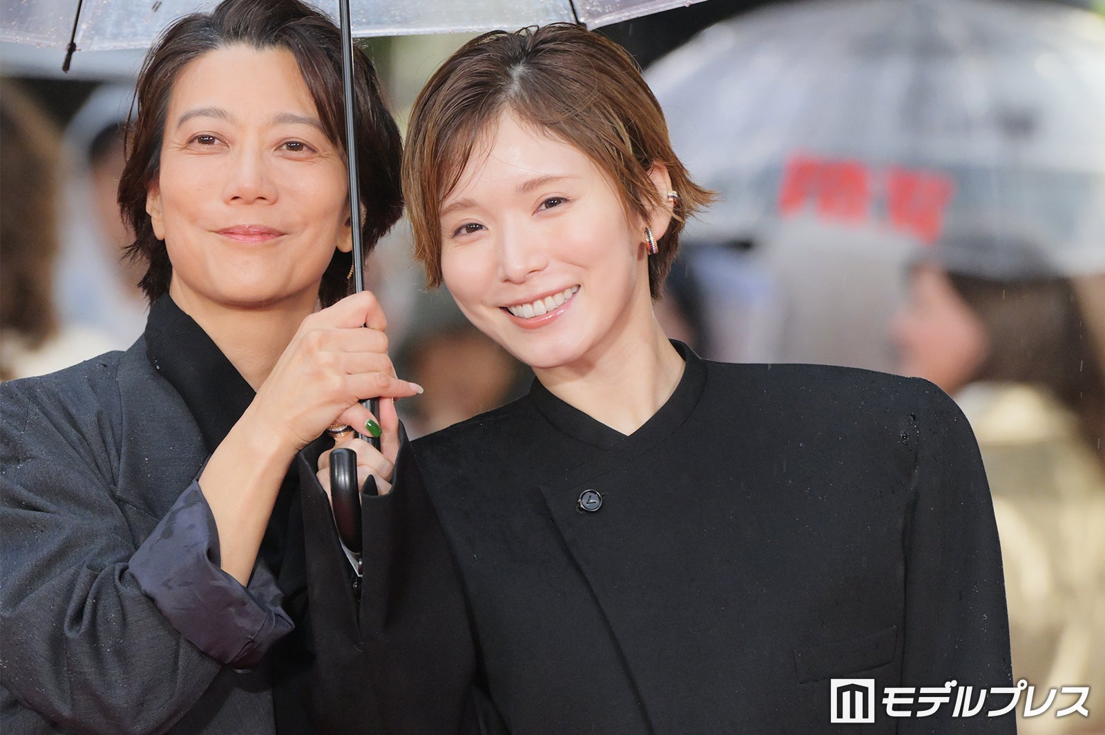 松岡茉優、黒ジャケット×サテンパンツでハンサムな着こなし 雨の中でも笑顔【第39回東京国際映画祭】