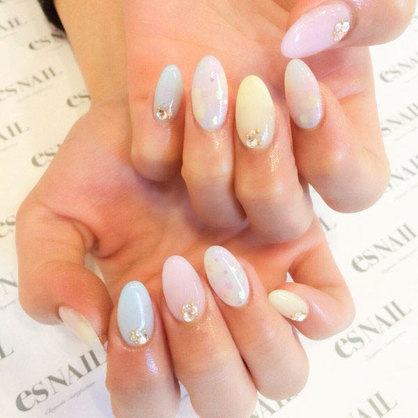 カラフルネイルで気分を上げて/画像提供:esNAIL