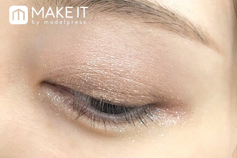 異なるテクスチャーのアイシャドウを組み合わせて立体的な目元に (C)メイクイット