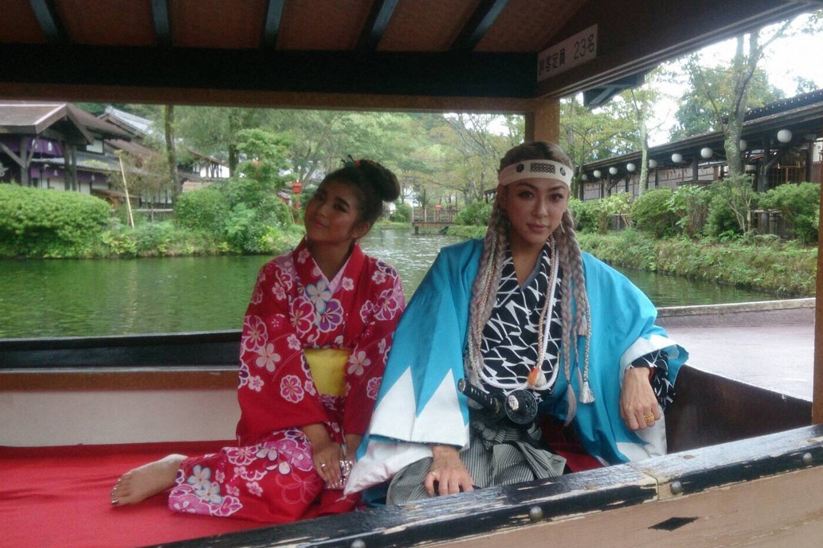 （左から）今井華、GENKING／画像提供：TBS