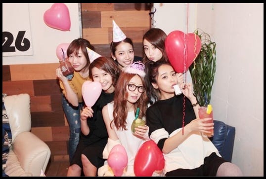 鹿沼憂妃バースデーパーティーの様子(前列左から)美優、鹿沼憂妃、近藤千尋(後列右)菜香/近藤千尋オフィシャルブログ(Ameba)より