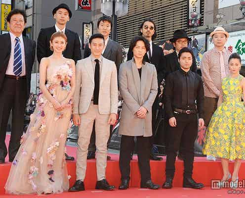 綾野剛、山田孝之、伊勢谷友介、沢尻エリカが新宿歌舞伎町に集結 2500人の歓声浴びる