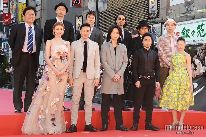 イベントの様子(前列左から)山田優、伊勢谷友介、綾野剛、山田孝之、沢尻エリカ、(後列左から)山本又一朗プロデューサー、深水元基、豊原功補、金子ノブアキ、園子温監督、脚本の鈴木おさむ氏