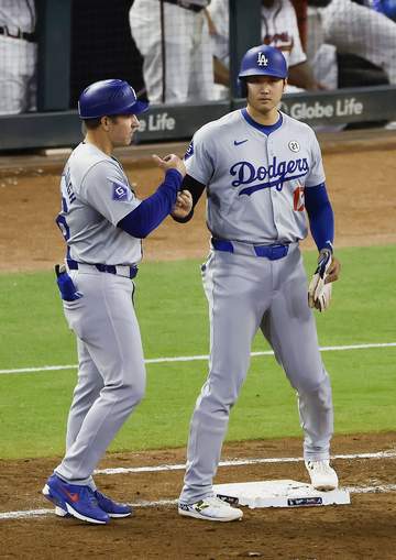 大谷翔平 2打席目は選球眼発揮で四球 古巣エンゼルスと「フリーウェイシリーズ」 1打席目前には前代未聞ハプニング→空振り三振から修正