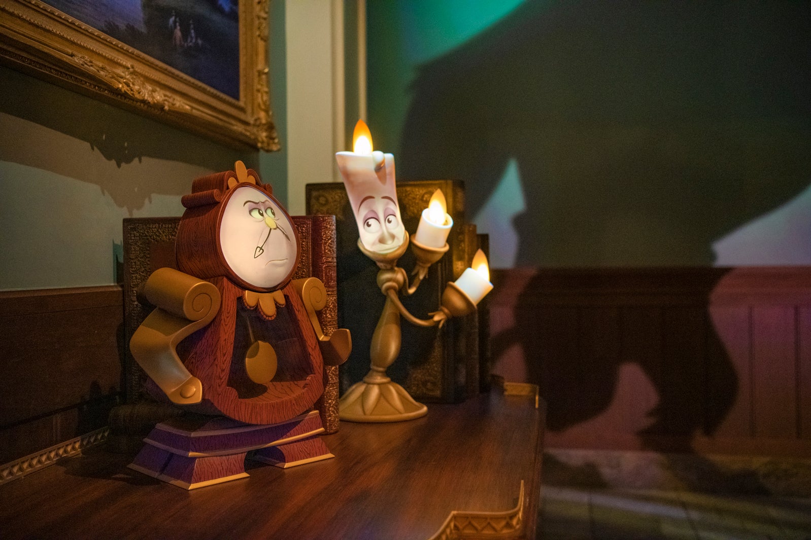 乗り場付近／「美女と野獣“魔法のものがたり”」（C）Disney