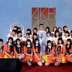 お披露目イベントの様子／AKB48 Team TP成員與營運公司總經理陳子鴻合照（C）AKB48 Team TP
